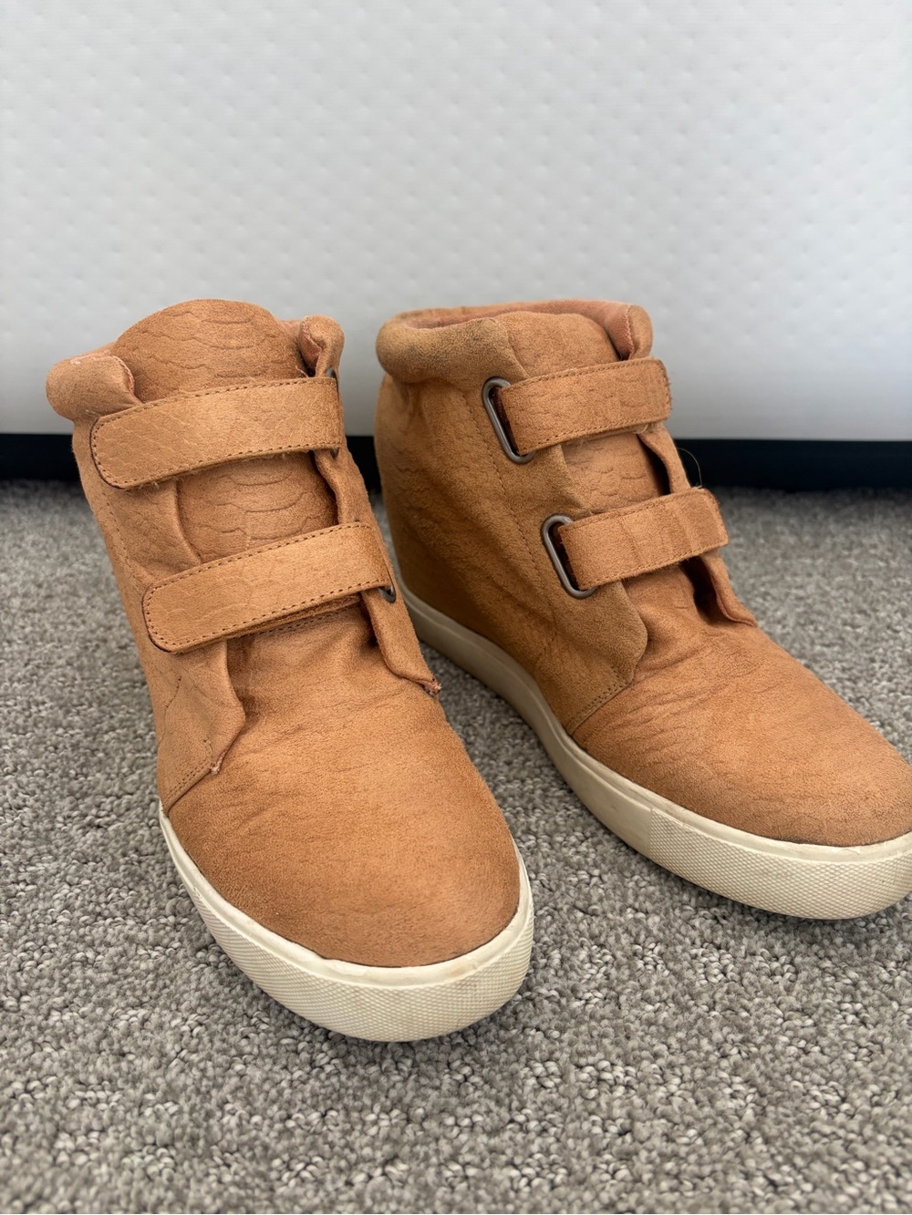 Coconuts by Matisse Timberwolf Size Wedge Suede Sneakers in Tan/Brown Size W 7.5